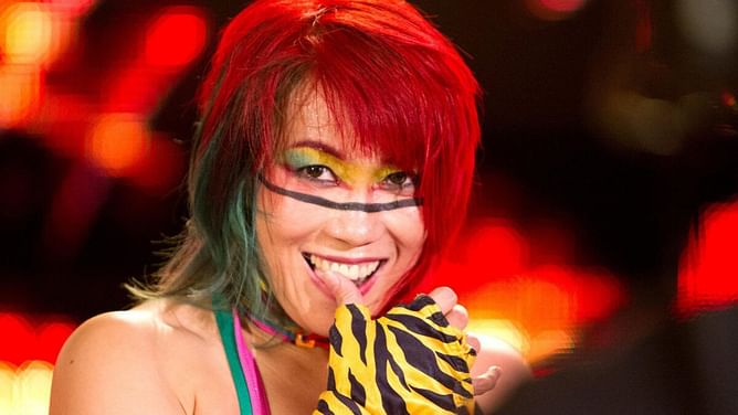 Popular WWE SmackDown star breaks character to praise Asuka
