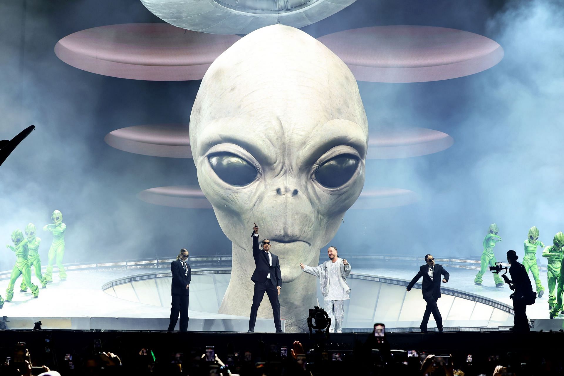 Smith and Balvin&#039;s performance on Men in Black song (Image via Getty)