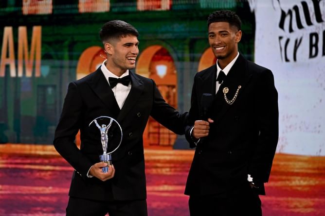 WATCH: Carlos Alcaraz presents Jude Bellingham with Laureus Breakthrough of the Year Award 2024, hilariously forgets to pass the award over