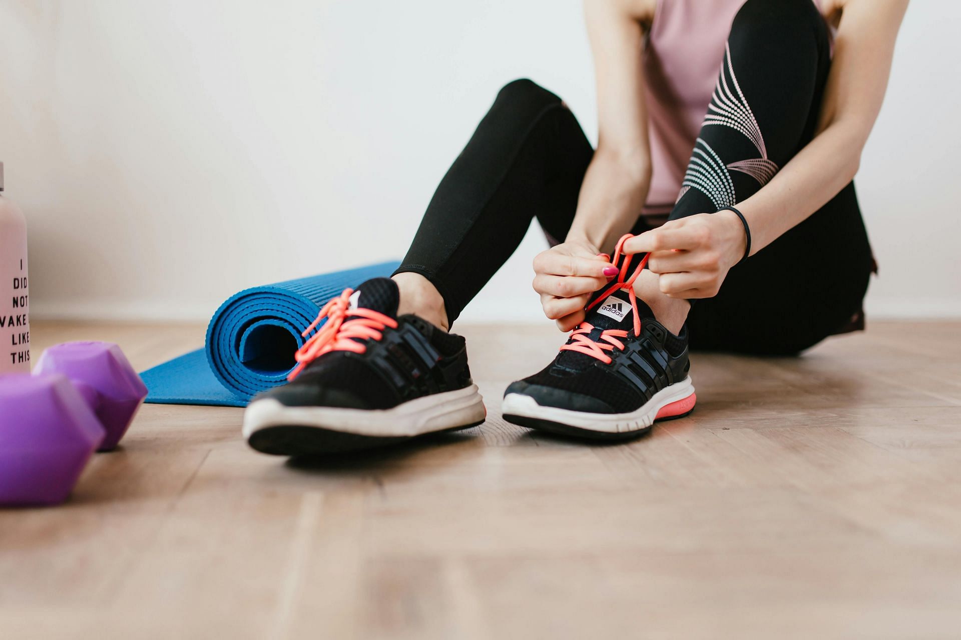 Comfortable workout sneakers (Image via Pexels/@Karolina Grabowska)