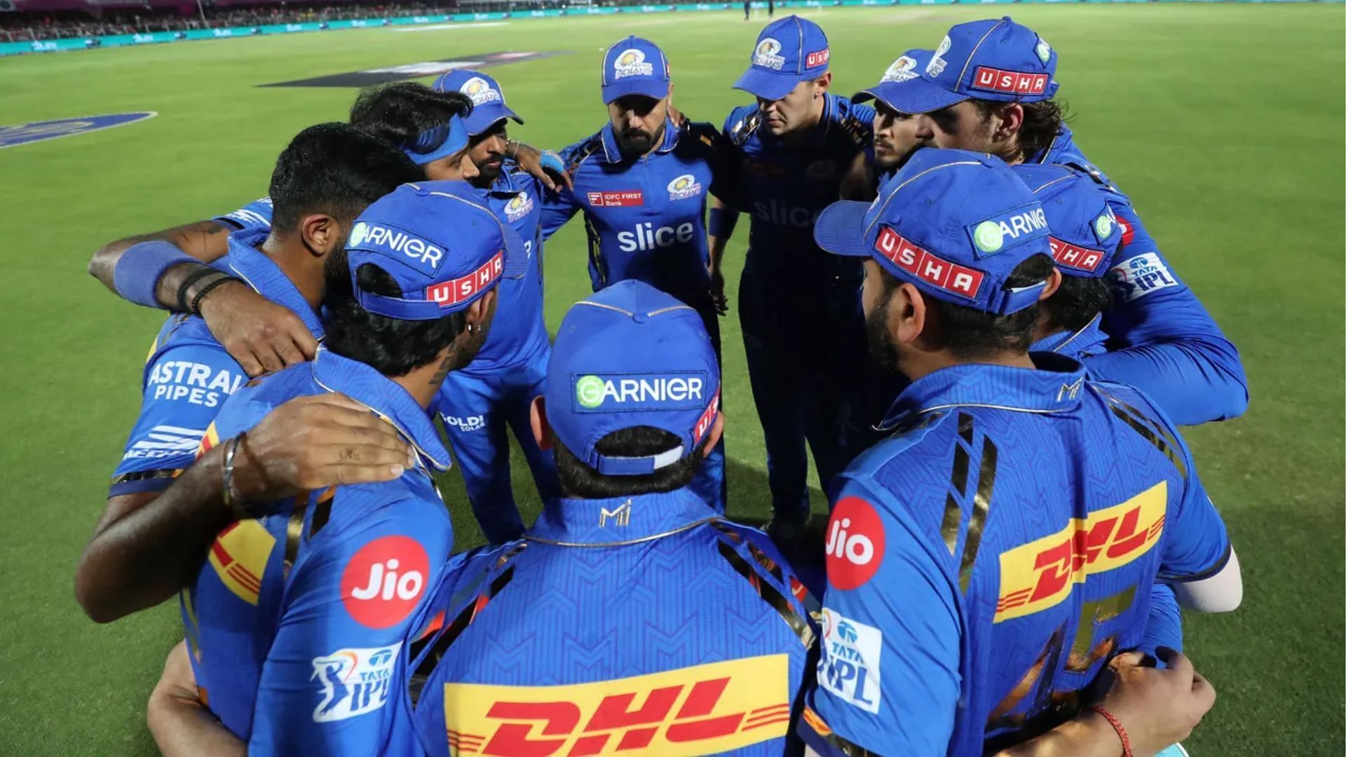 Mumbai Indians players in a huddle in Jaipur