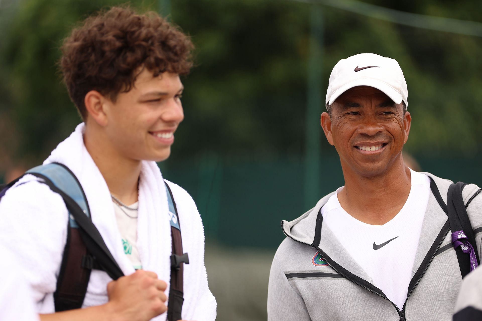 Ben Shelton (L) with his father Bryan (R) at the 2023 Wimbledon Championships
