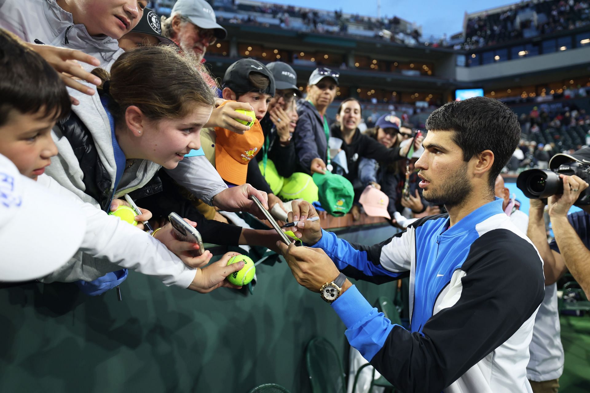 Carlos Alcaraz gives fans his autograph