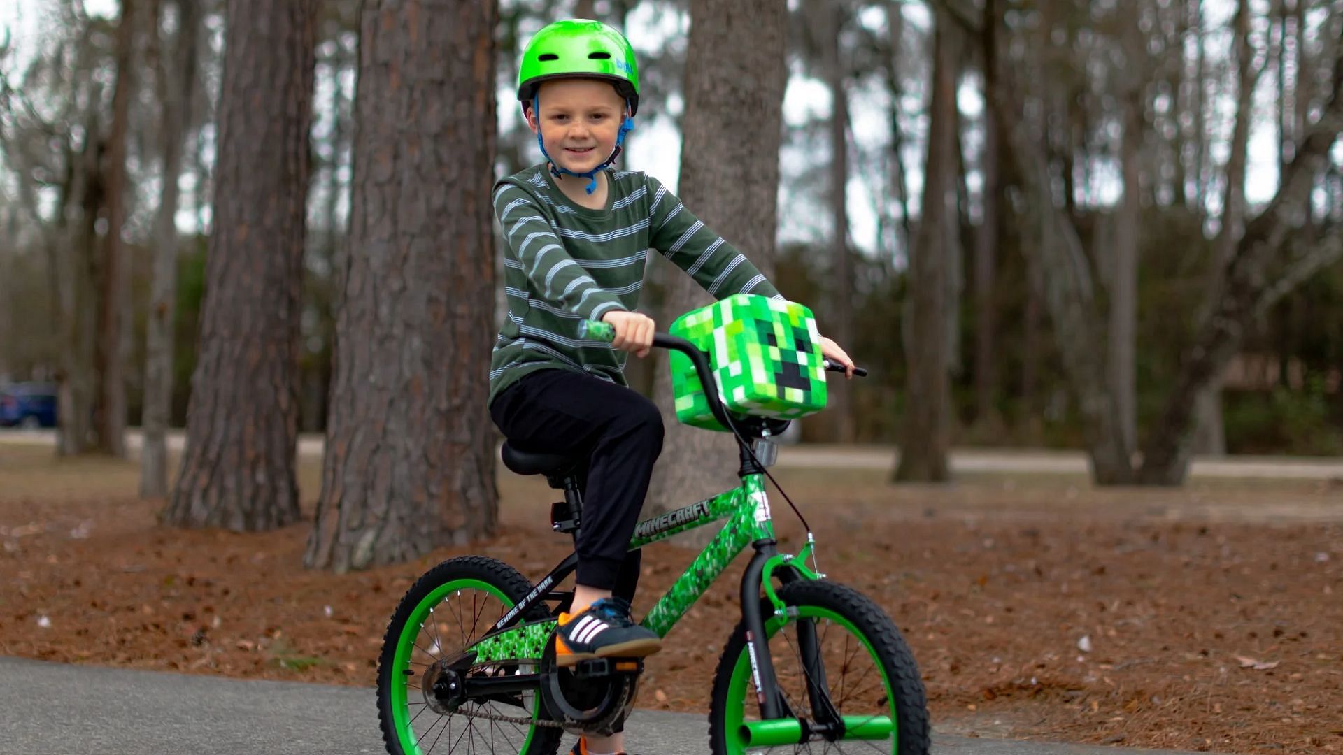 Dynacraft&#039;s creeper-themed bicycle is advised for children ages 6-9 years (Image via Mojang/Dynacraft)