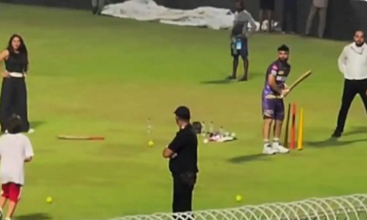 रिंकू सिंह को अबराम ने की गेंदबाजी (Photo Credit -  Shah Rukh Khan Universe Fan Club)