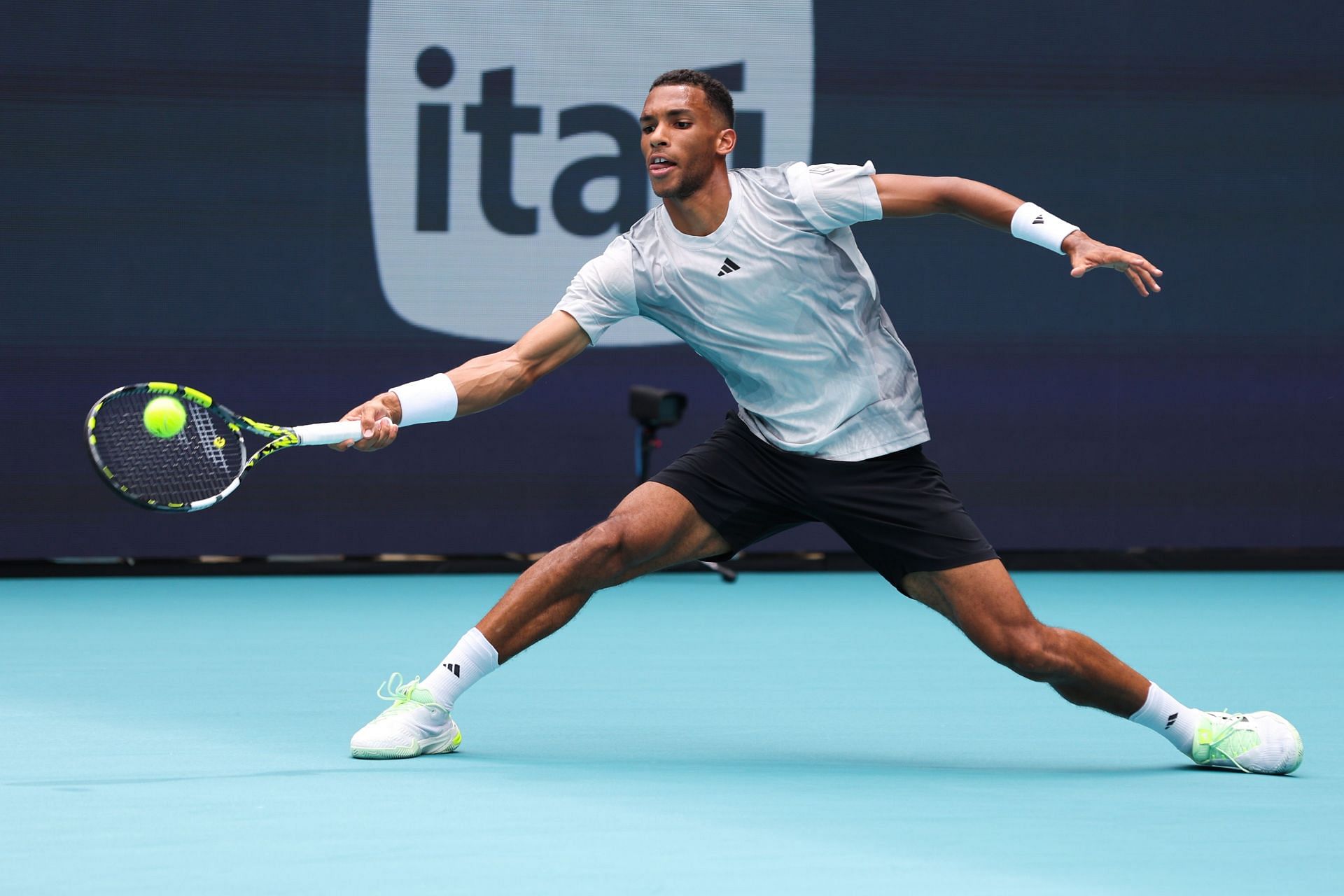 Felix Auger-Aliassime in action at the Miami Open