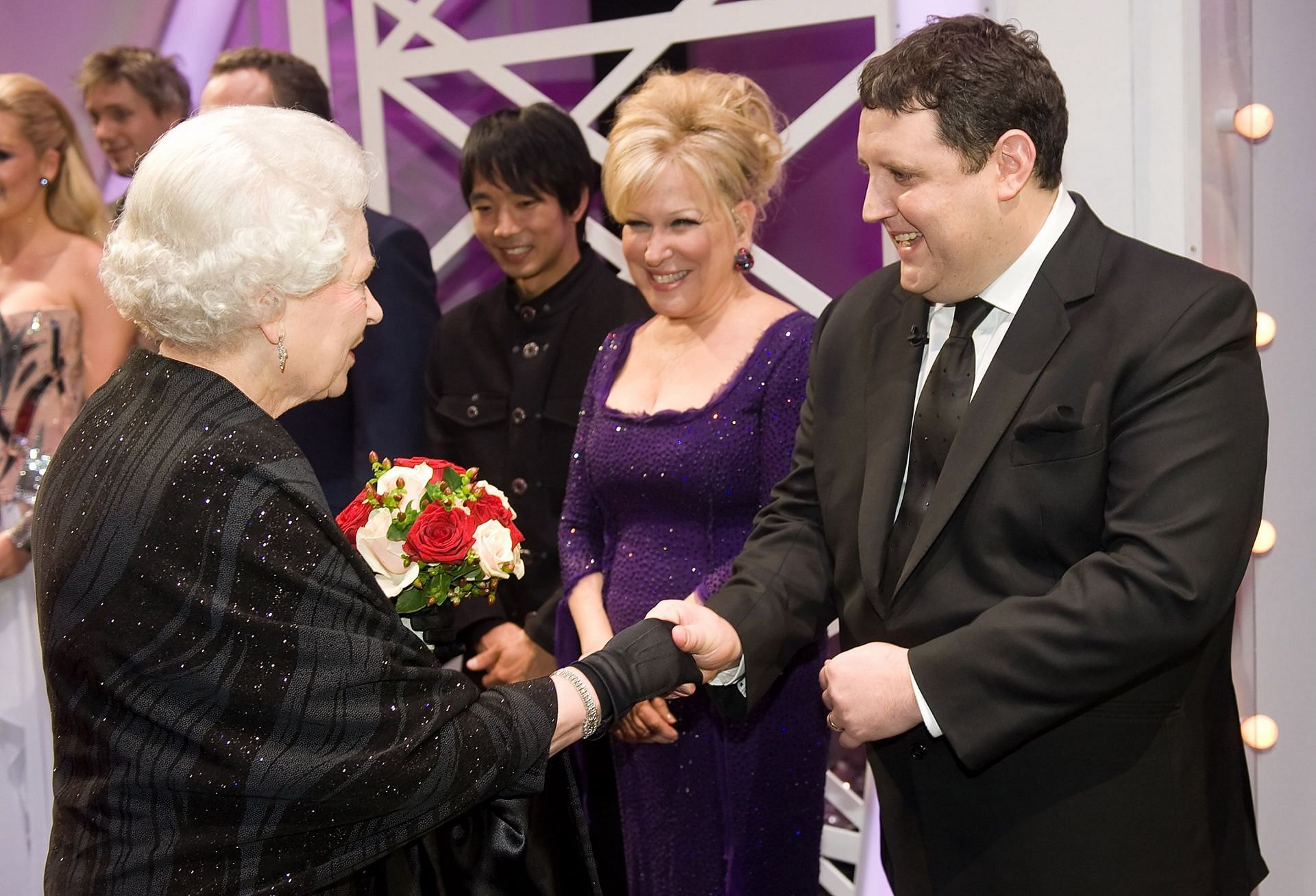 Queen Elizabeth meeting Peter Kay at the Royal Variety - 2009 (Image via Getty/eon Neal)
