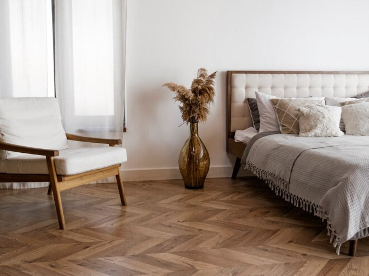 Small bedroom decor mistake 6: Incorrect flooring installation (Image via Freepik)