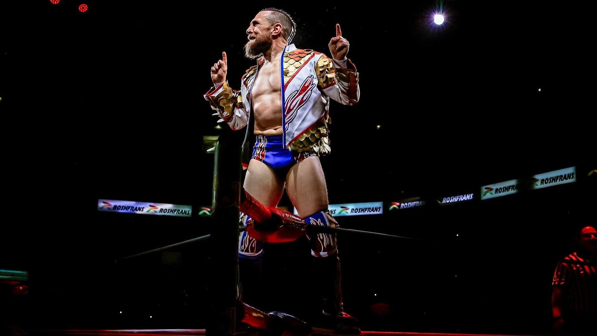 Bryan Danielson poses for fans at CMLL event in Mexico