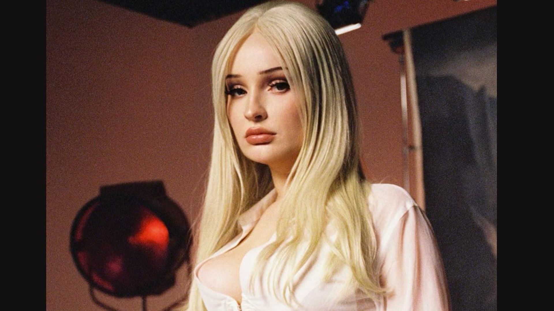 Kim Petras canceled her summer shows (Image via Instagram/@kimpetras)