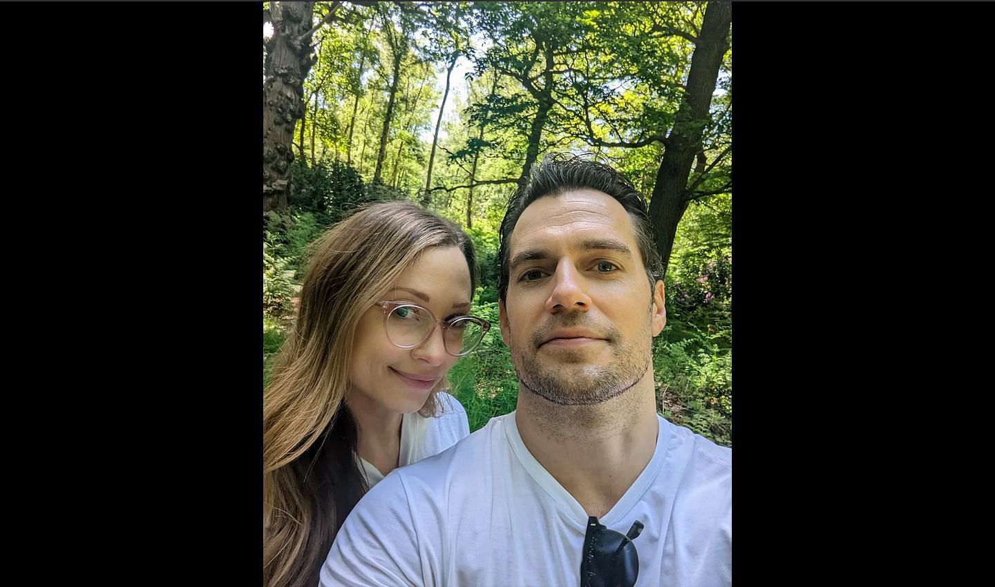 A selfie of Henry Cavill and Natalie Viscuso (via Instagram/@henrycavill)