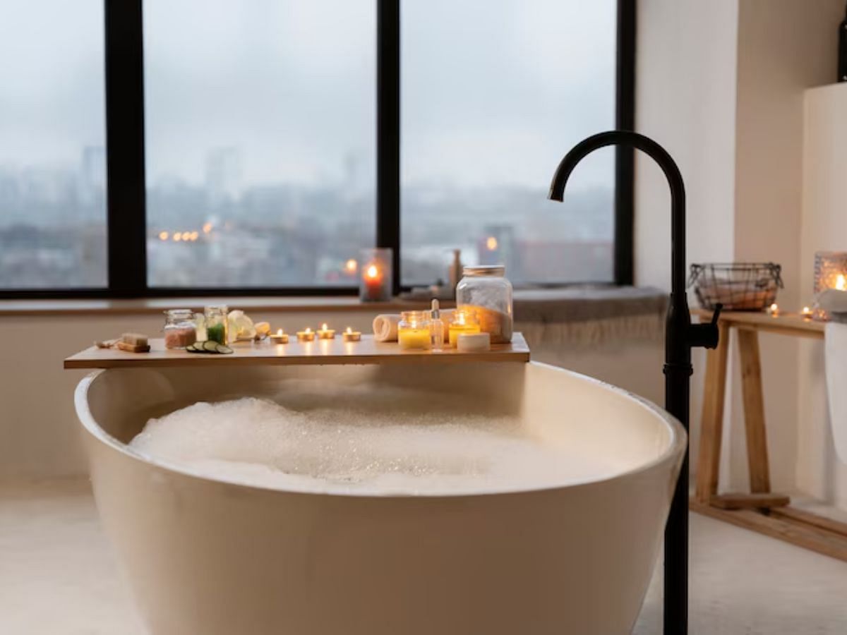 Bathtub refinishing for a luxurious feel for a revamp (Image via Freepik)