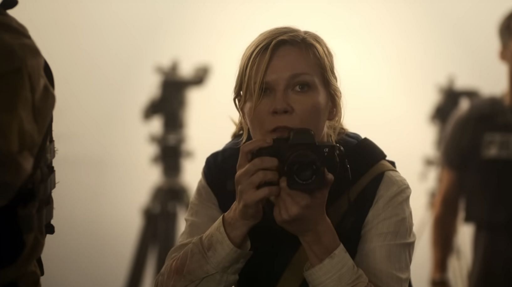 Kirsten Dunst as Lee Smith (Image via A24 Official Youtube)