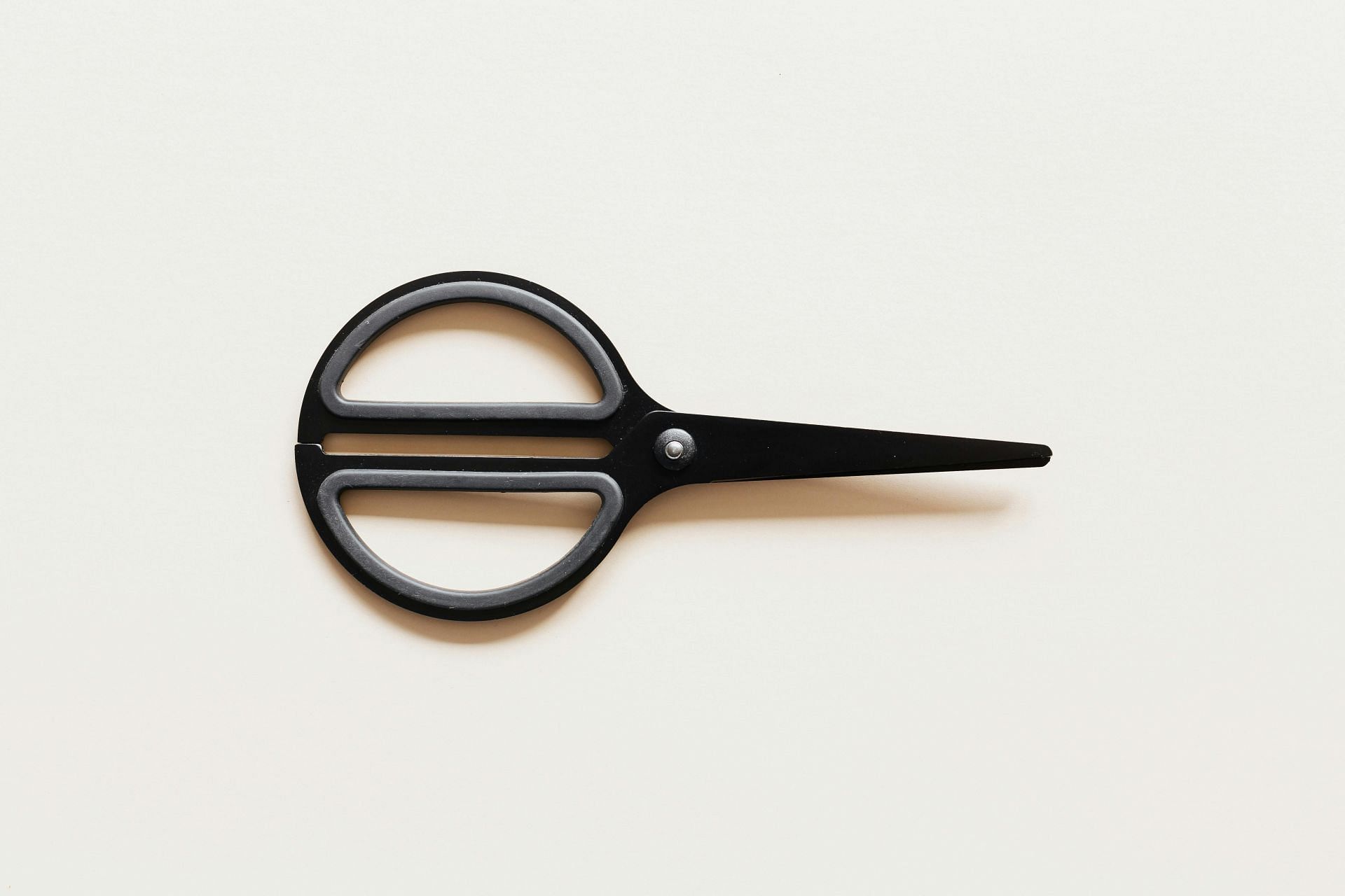 Scissors can be used for trimming. (Image via Pexels)
