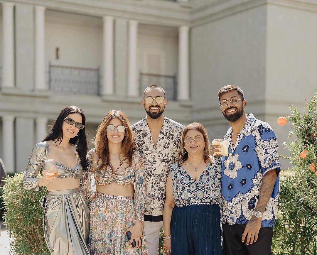 Hardik Pandya with his family