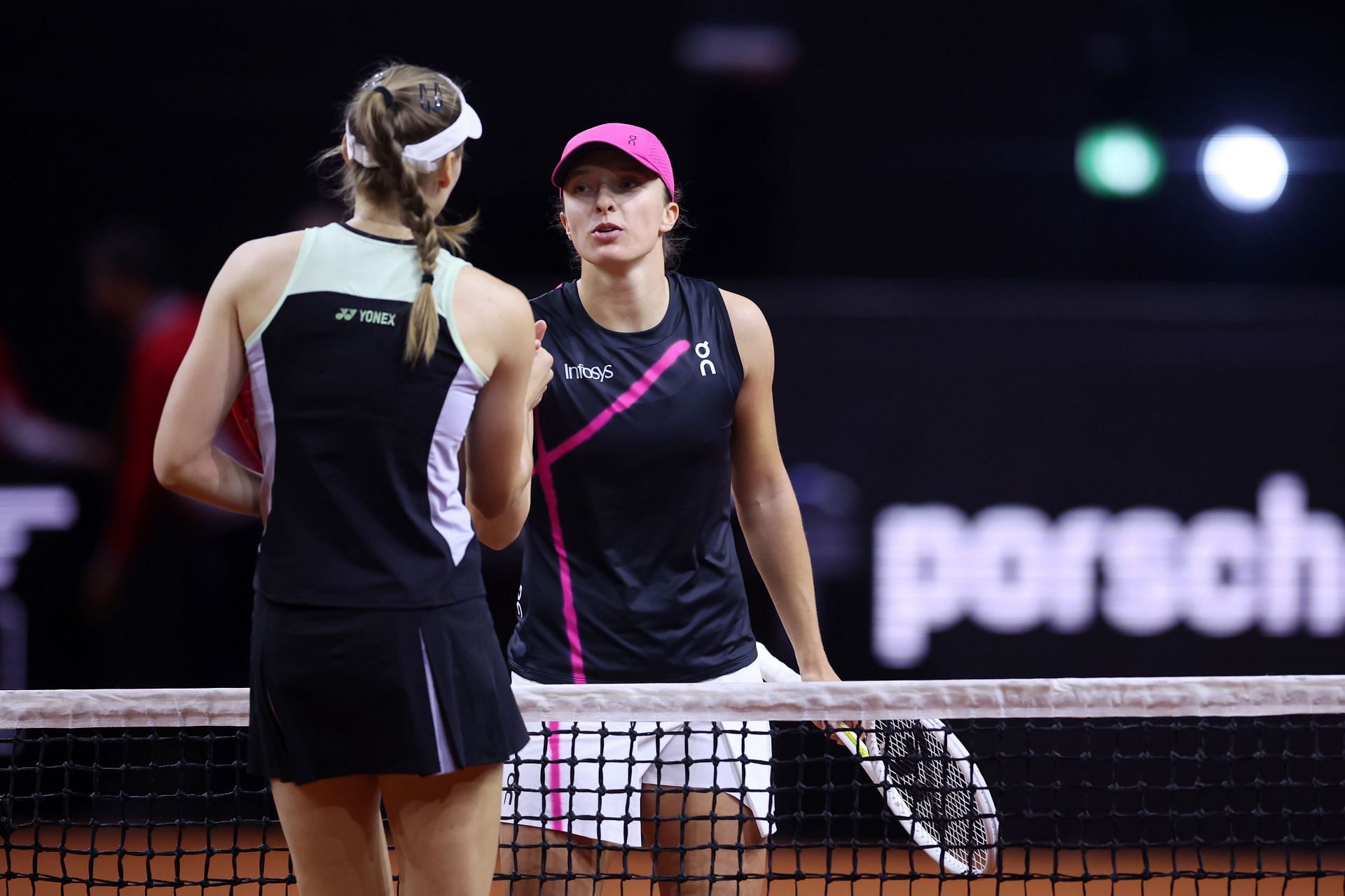 Elena Rybakina lacht, als sie Iga Swiateks Hoffnungen auf den 3. Porsche zerstört, indem sie ihr erstes Finale in Stuttgart erreicht.