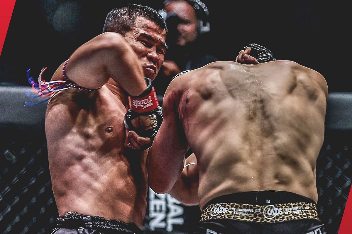 Nong-O Hama fighting Hiroaki Suzuki [Photo via: ONE Championship]