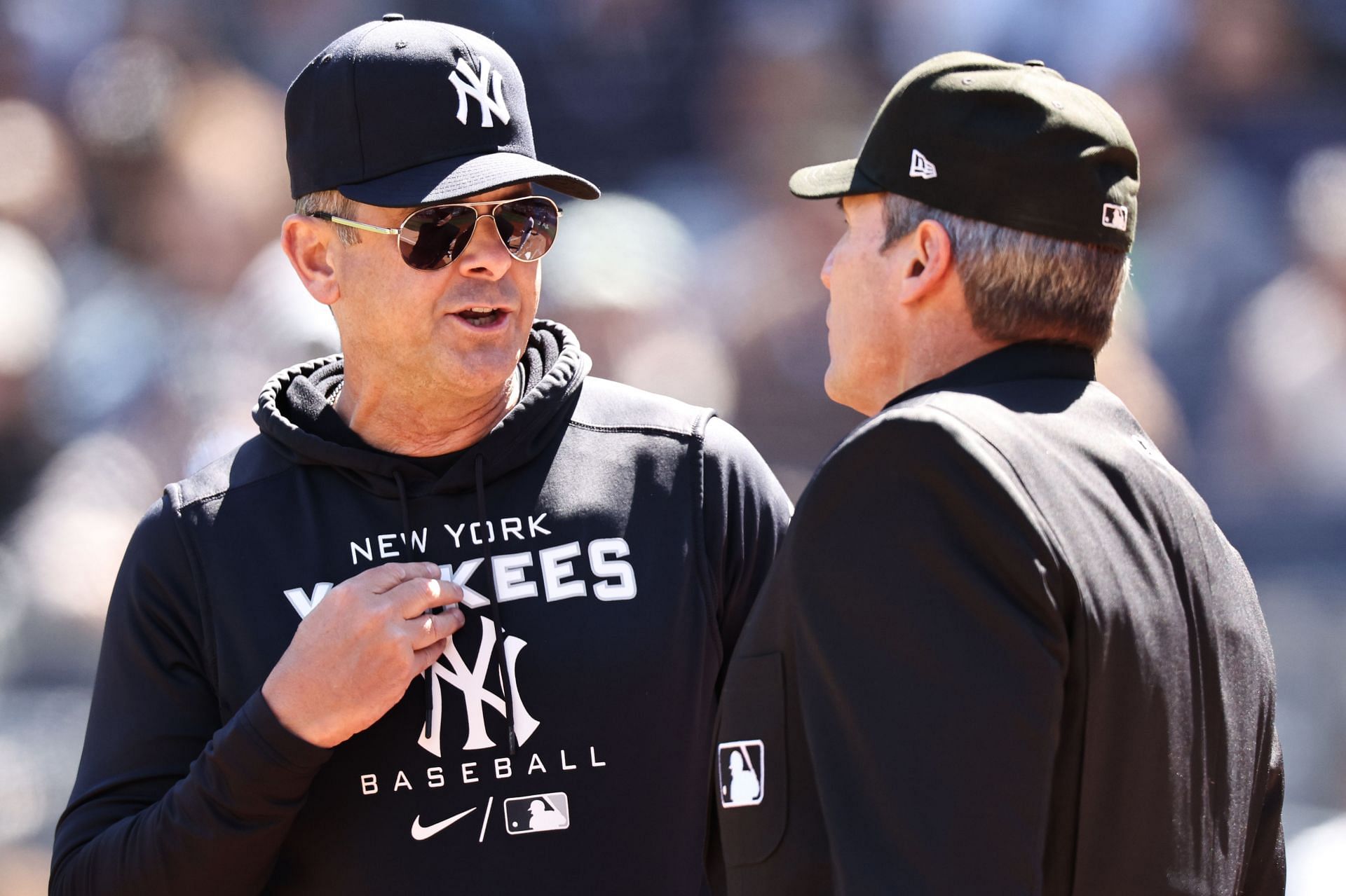 Yankees manager Aaron Boone speaks with Angel Hernandez