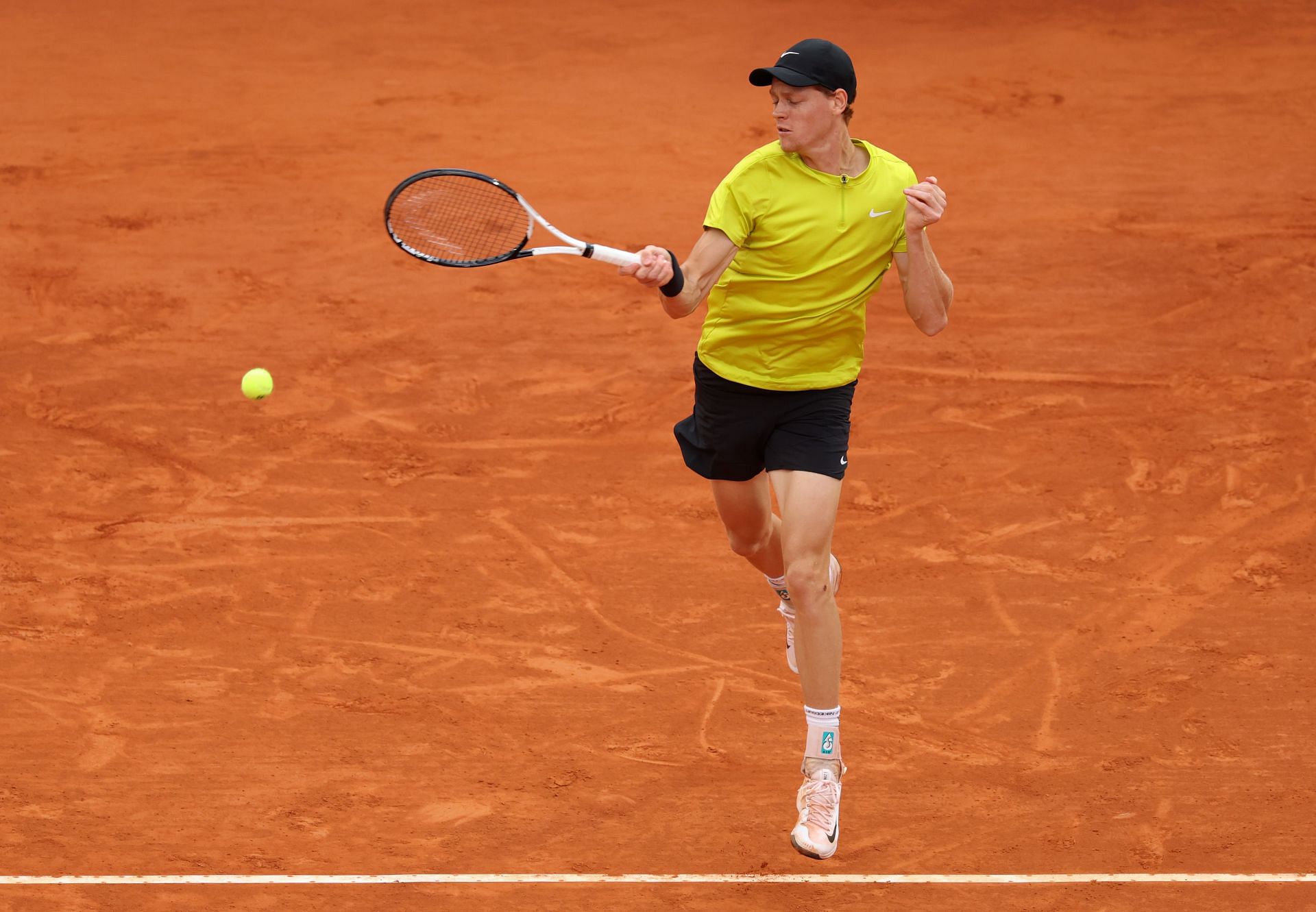 Jannik Sinner plays a forehand at the 2023 Monte-Carlo Masters