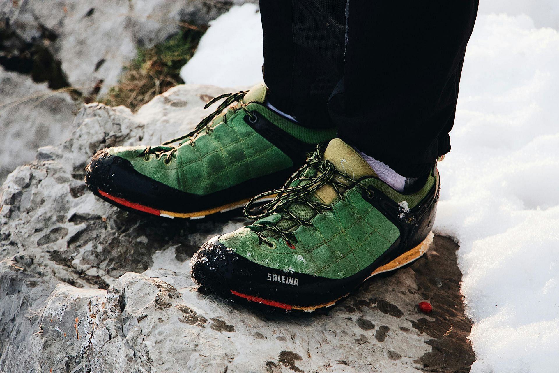 Hiking shoes (Image via Pexels/@Ma&euml;l BALLAND)