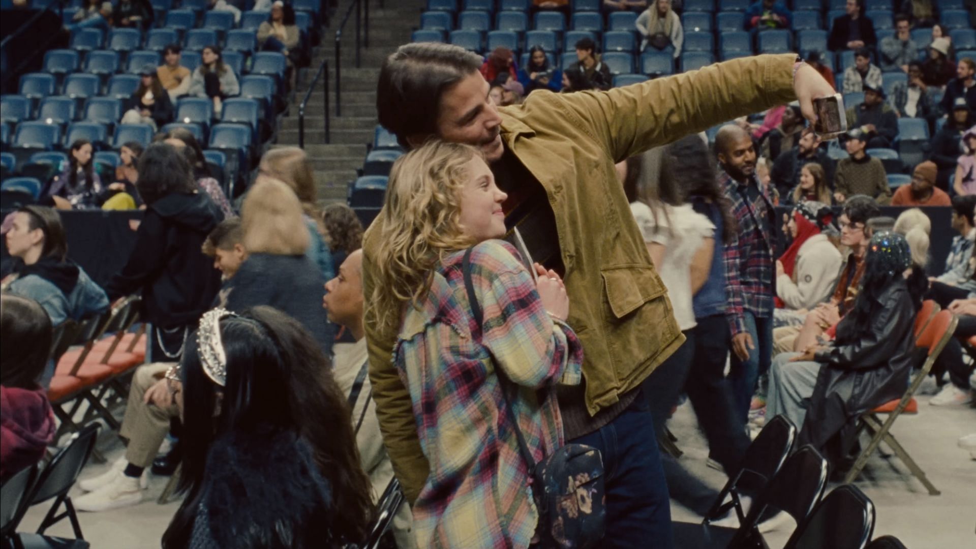 Josh Hartnett and Ariel Donoghue, father-daughter duo (Screengrab via YouTube/ @Warner Bros. Pictures)