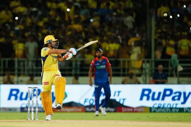 MS Dhoni ने छक्के लगाने के मामले में रचा इतिहास, आंद्रे रसेल, पोलार्ड और एबी डीविलियर्स जैसे दिग्गजों को छोड़ा काफी पीछे