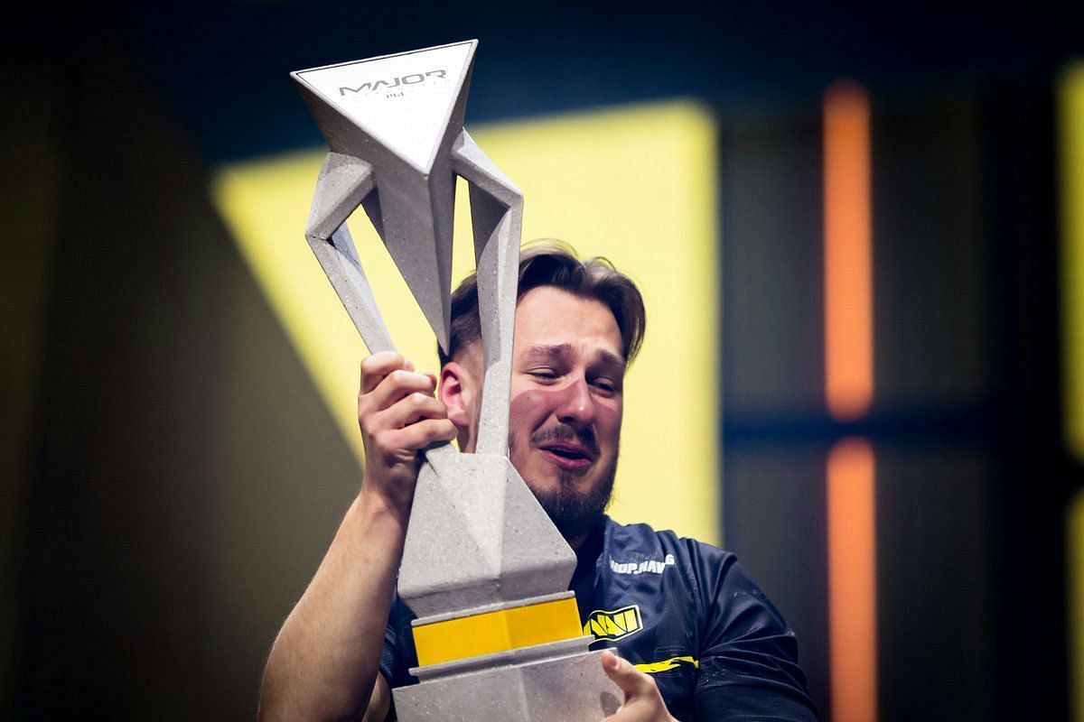 jL lifting the trophy for NAVI (Image via X/NAVI)