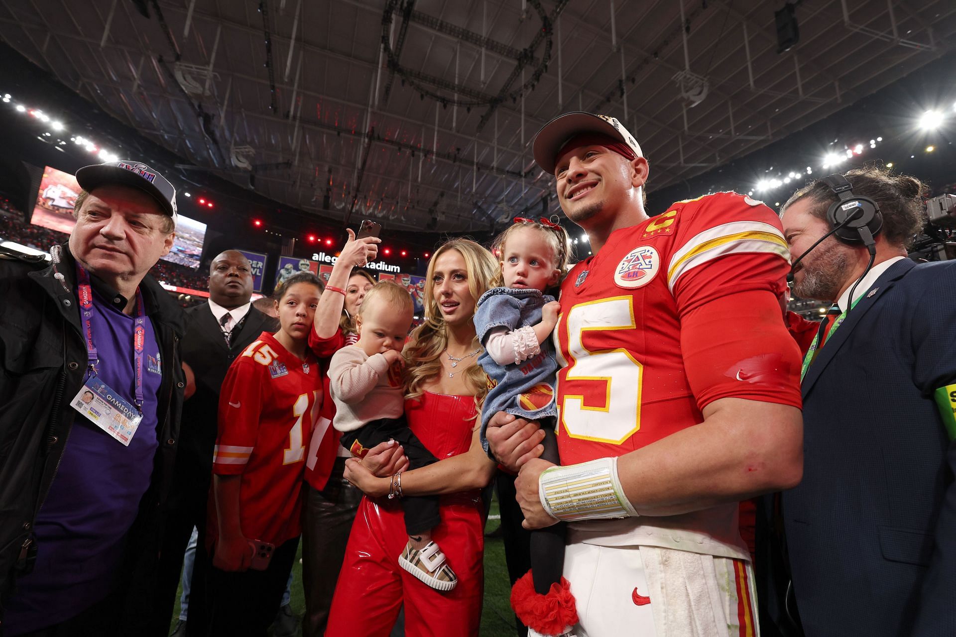 Patrick Mahomes' adorable family shoot leaves Chiefs owner Clark Hunt's  wife Tavia in awe: “Just darling!”