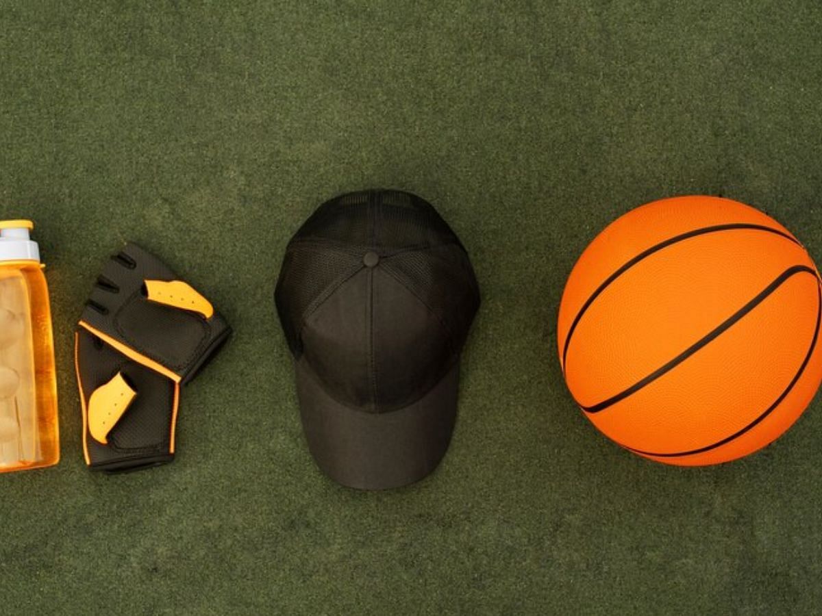 A comprehensive guide to choosing baseball gear (Image via Freepik)