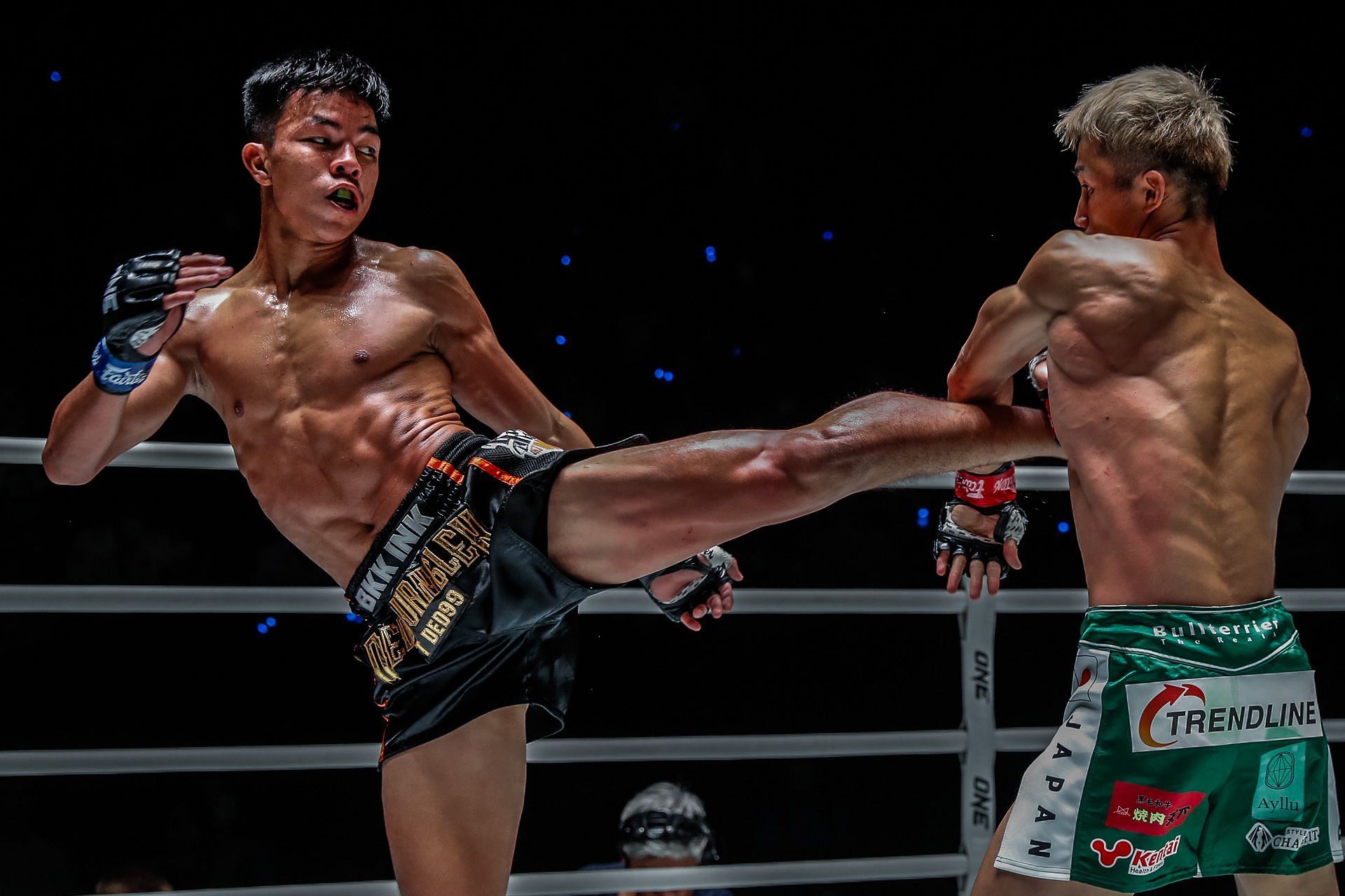 Dedduanglek throws a kick at Taiki Naito in their first encounter at Lumpinee Stadium. The pair will rematch on Saturday under kickboxing rules.