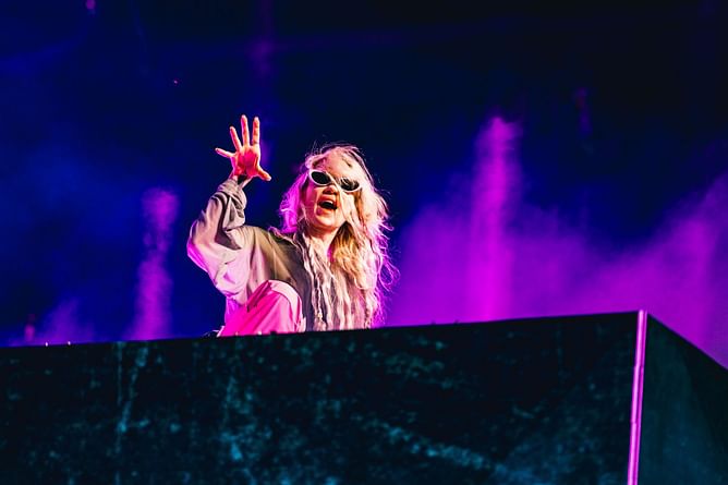 “Don’t judge me for being bad at calculating things”: Grimes addresses reported technical difficulties during her Coachella 2024 set