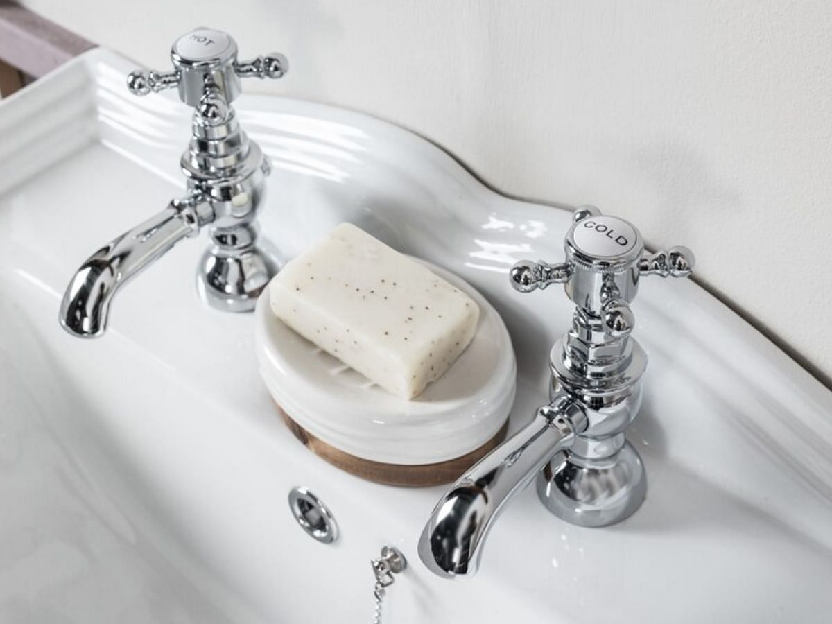 Home improvement idea: Replace bath hardware (Image via Freepik)