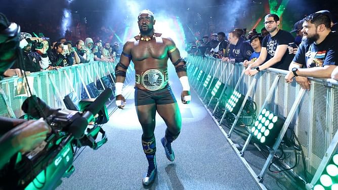 305 lbs WWE RAW star sends warning to "unstoppable" Oba Femi