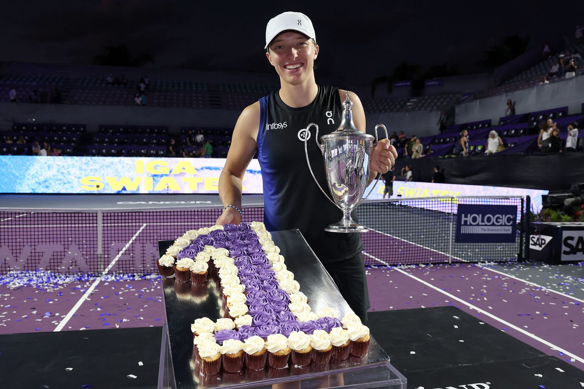 Iga Swiatek celebrates winning the WTA Finals 2023