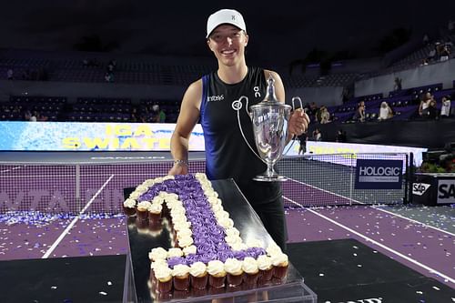 Iga Swiatek celebrates winning the WTA Finals 2023