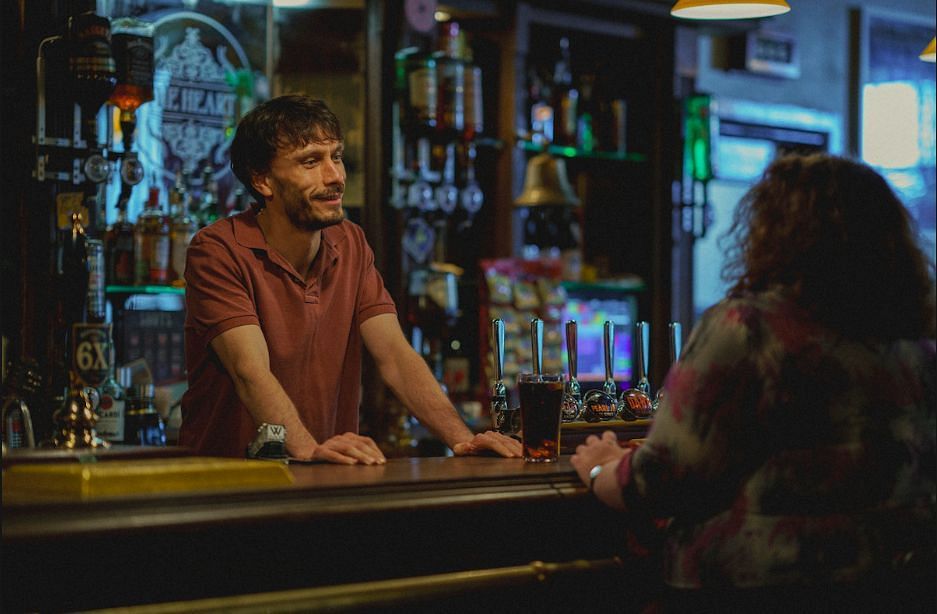 Donny and Martha meet in a bar (Image via Netflix)