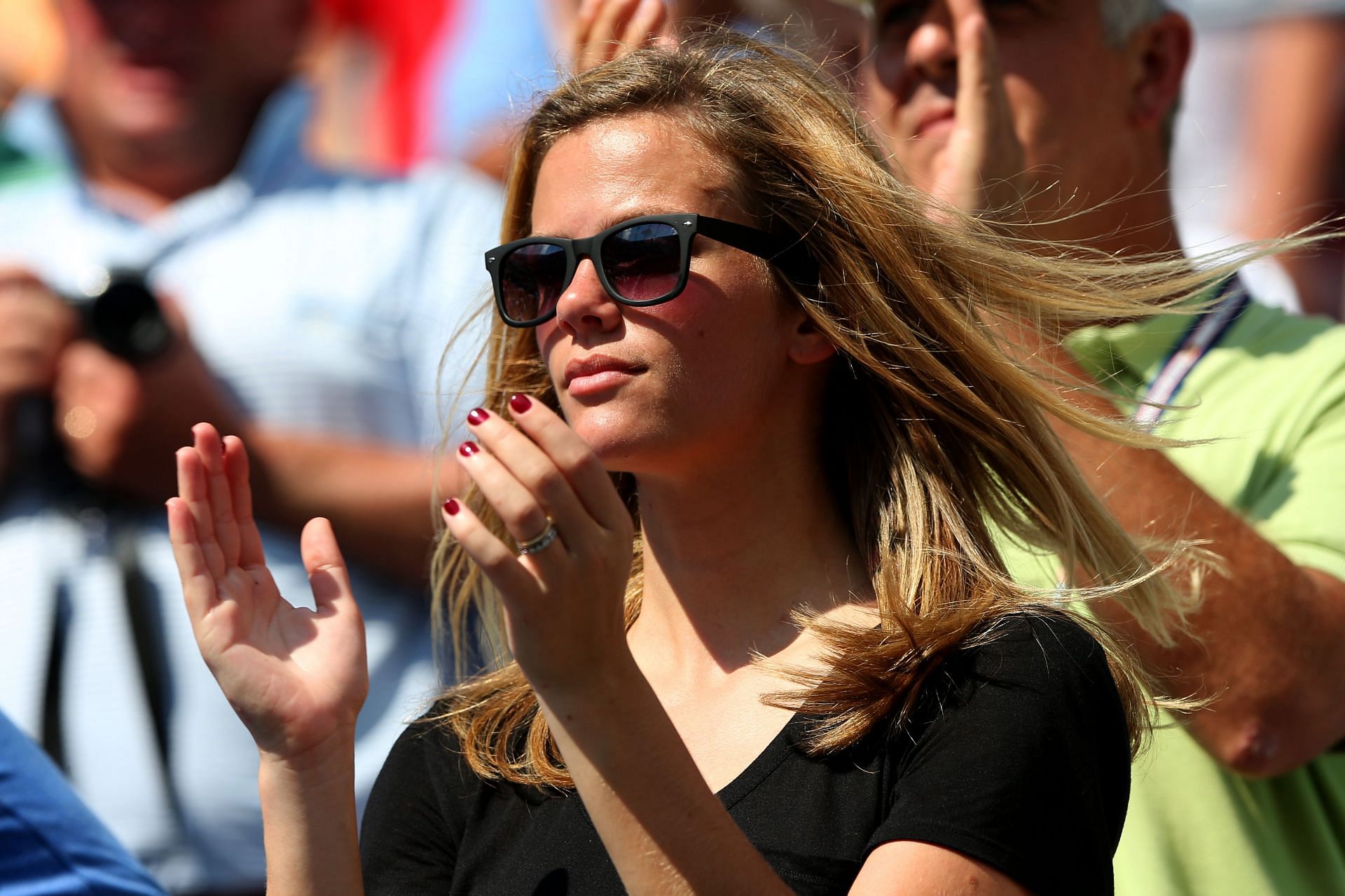 Brooklyn Decker cheers Andy Roddick on