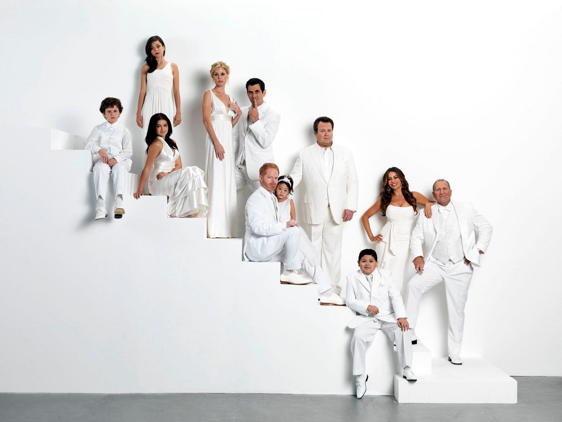 A photoshoot of the cast (Image via Facebook/Modern Family)