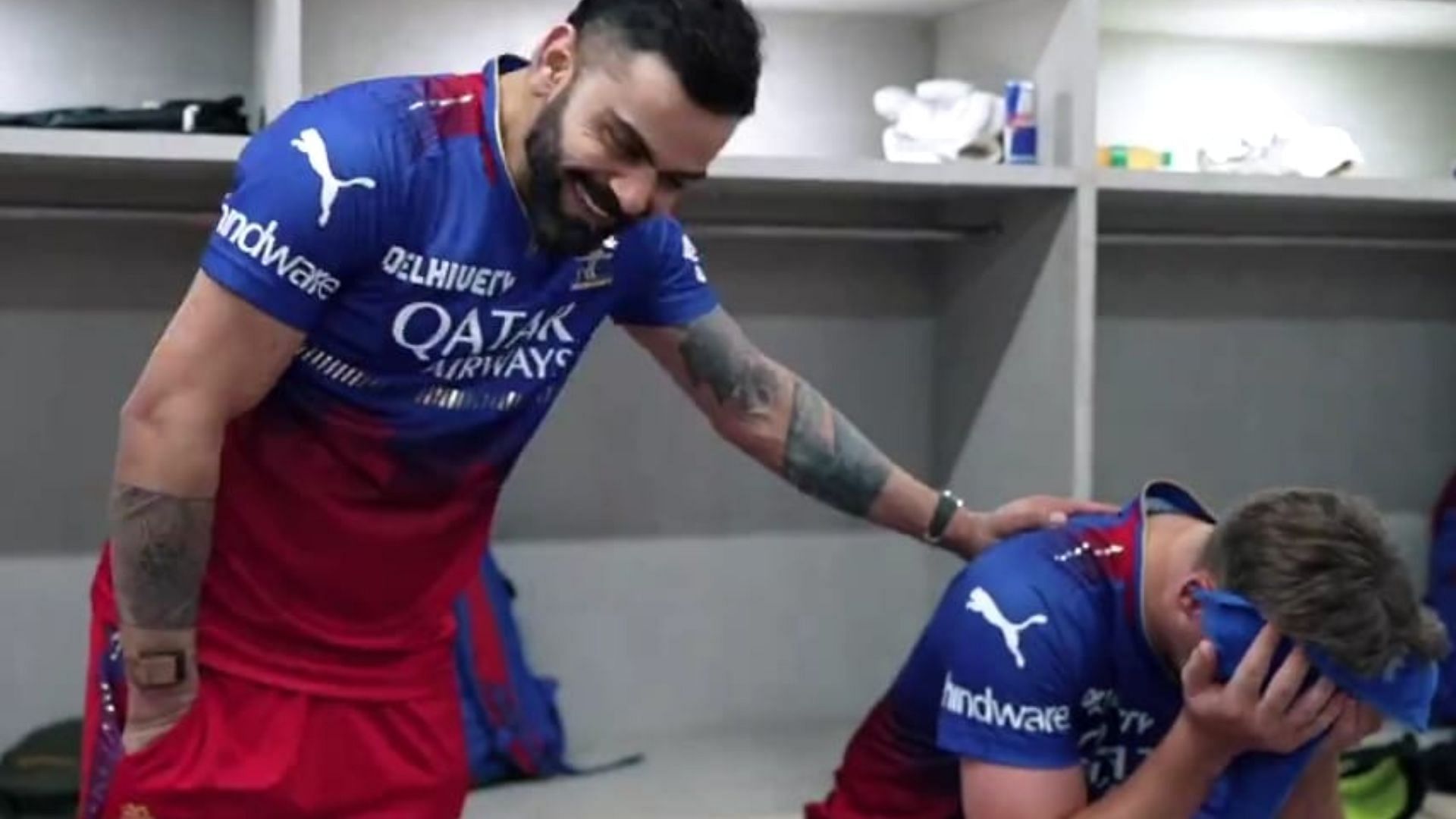 Virat Kohli (L) &amp; Will Jacks having a light-hearted chat in the dressing room