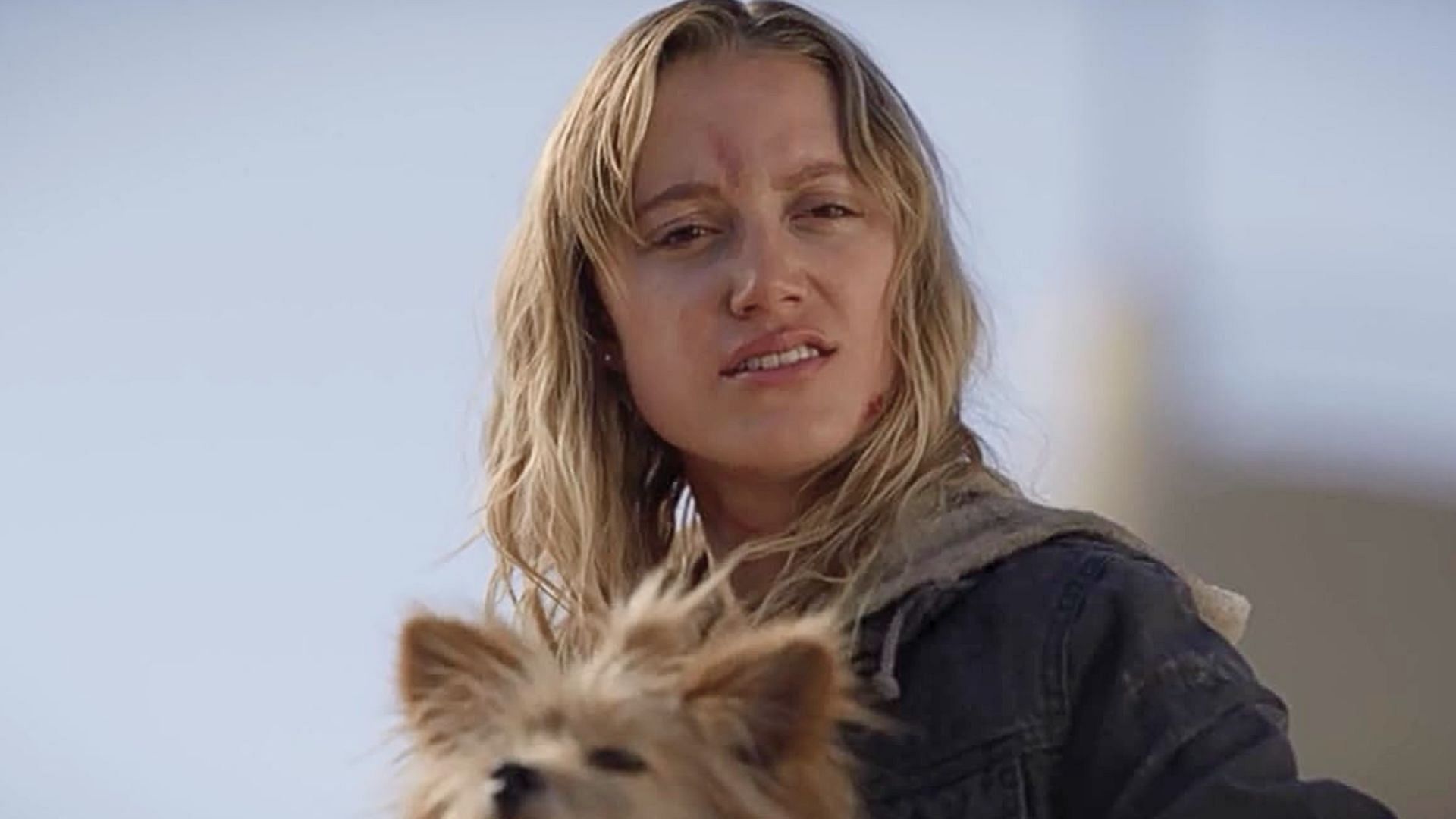 Maika Monroe in The Stranger (Image via Hulu)