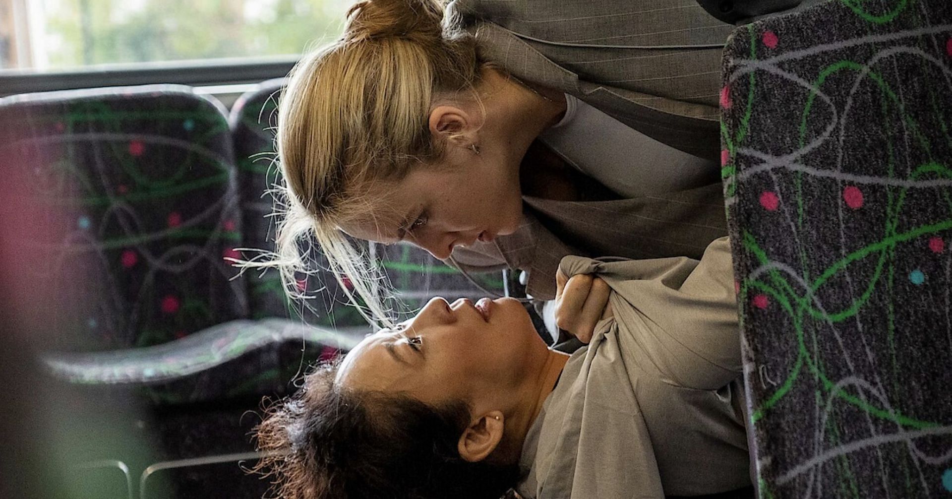 Eve and Villanelle fight on the bus (Image via Netflix)