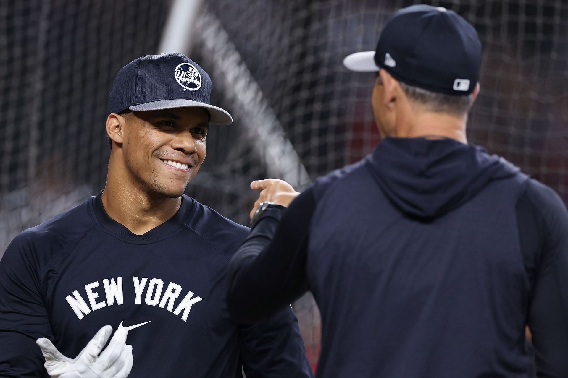 New York Yankees slugger Juan Soto and Manager Aaron Boone (Image via Getty)
