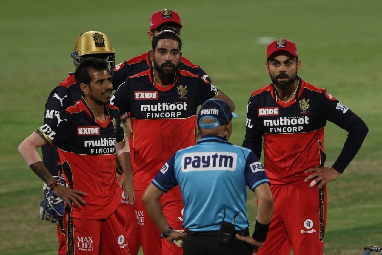 आईपीएल मैच में अंपायर से बात करते RCB के खिलाड़ी (Photo Courtesy: BCCI) 