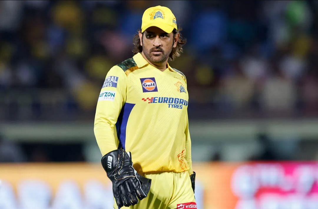 MS Dhoni with keeping gloves for CSK vs DC