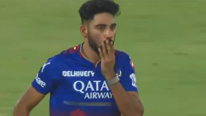 [Watch] Mohammed Siraj's shocked and muted celebration after Bhuvneshwar Kumar's dismissal during SRH vs RCB IPL 2024