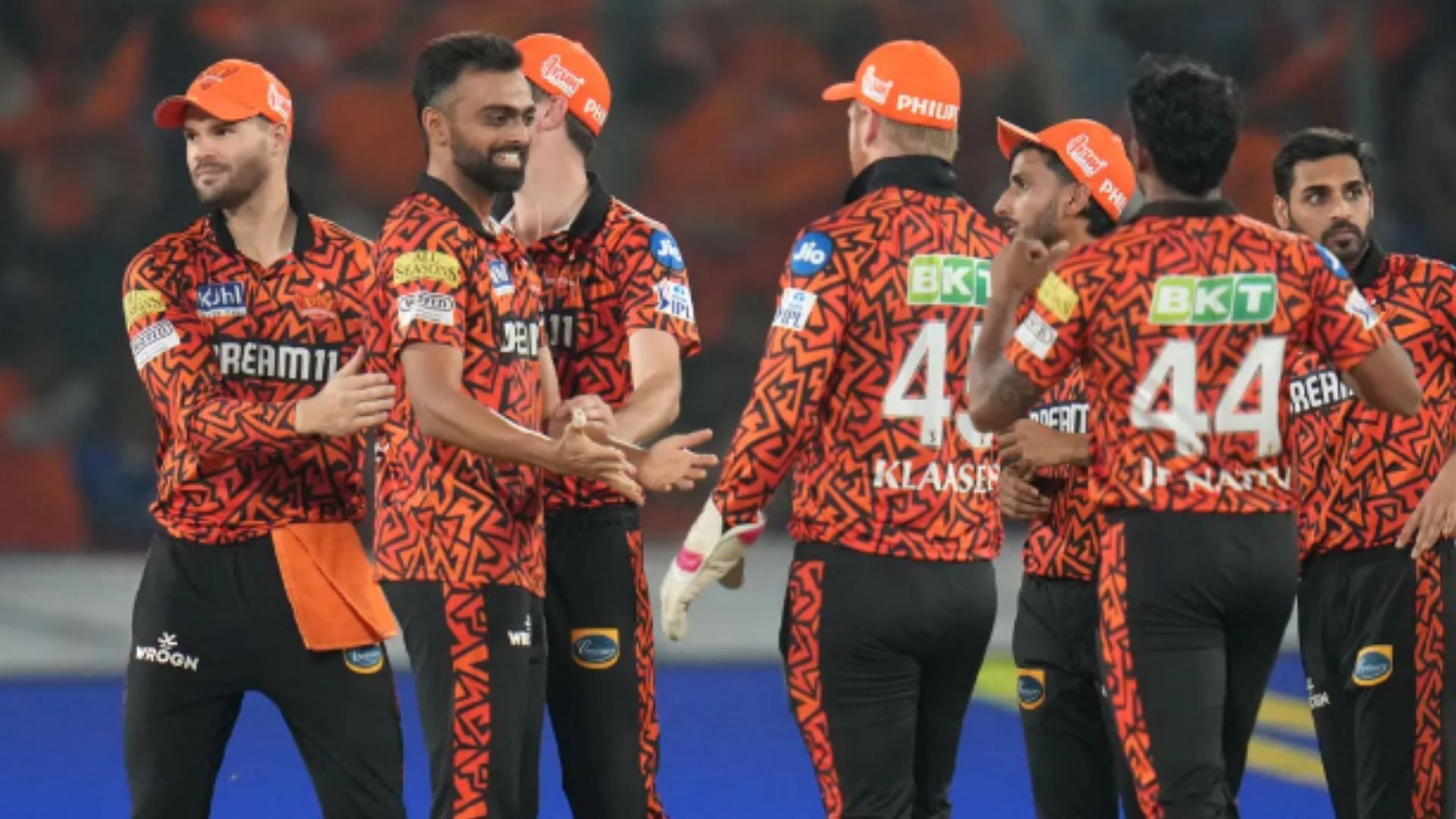 Jaydev Unadkat celebrates picking a wicket against RCB with his teammates.