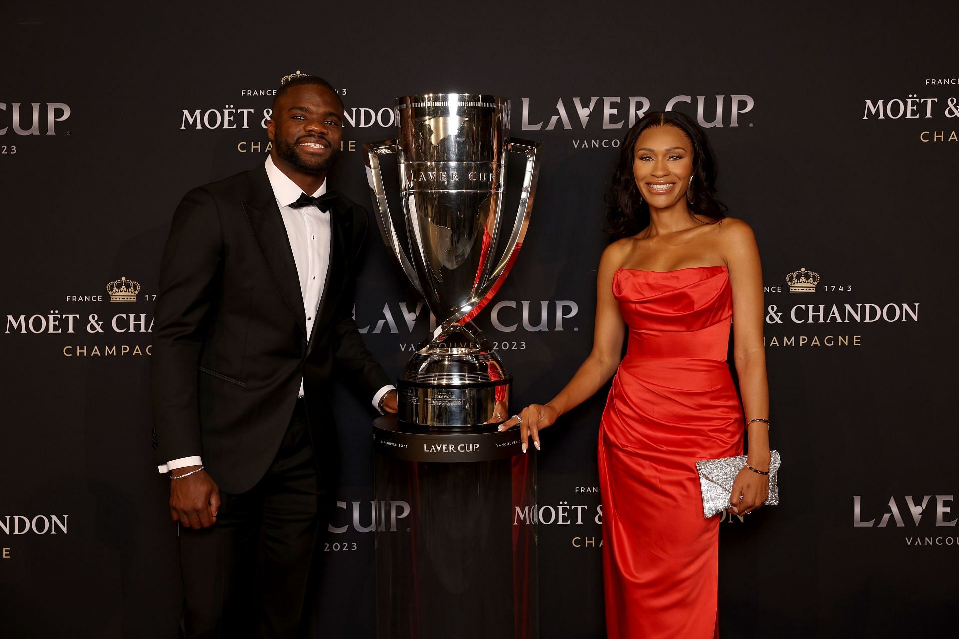 Frances Tiafoe (L) and Ayan Broomfield (R) posing with the 2023 Laver Cup trophy