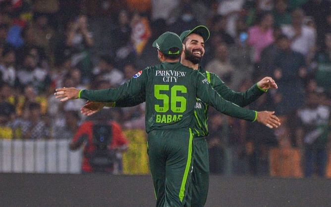 [Watch] Pakistan all-rounder Shadab Khan takes a stunning catch during 4th T20I vs New Zealand in Lahore