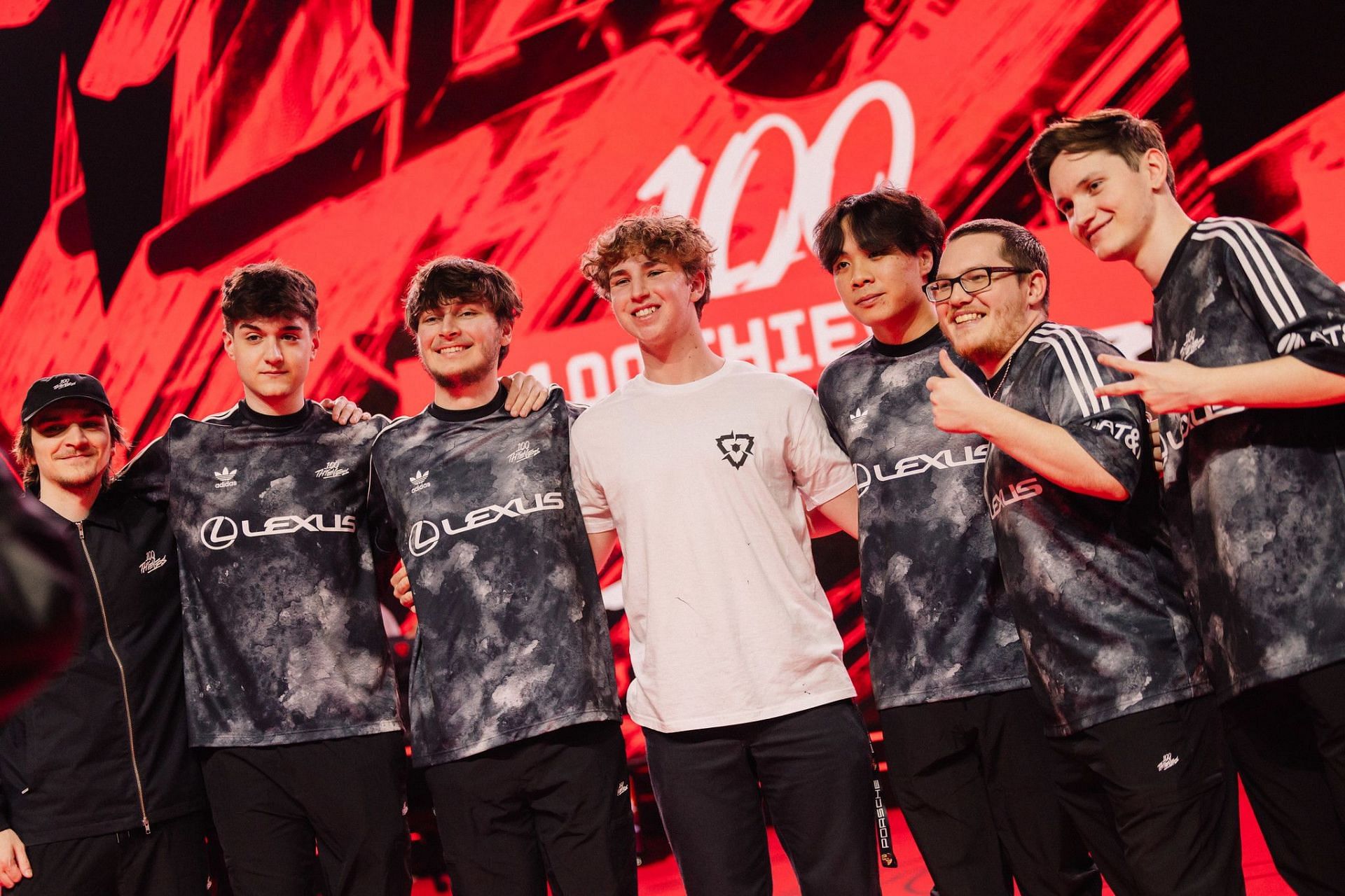 Asuna with his 100 Thieves teammates (Image via Riot Games)