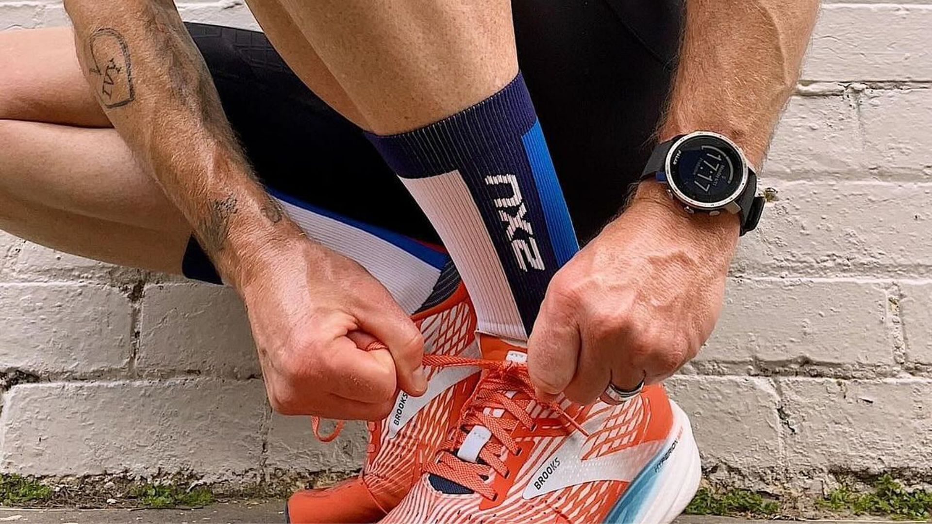 2XU Vectr Compression Crew Socks (Image via @2xu/ Instagram)